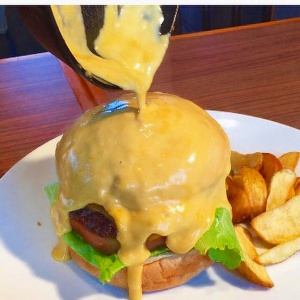 Wet Dip Cheeseburger
